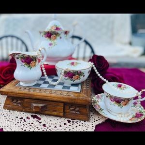 Royal Albert Old country Roses teapot, Tea set